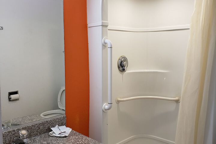 Room 8 of 16