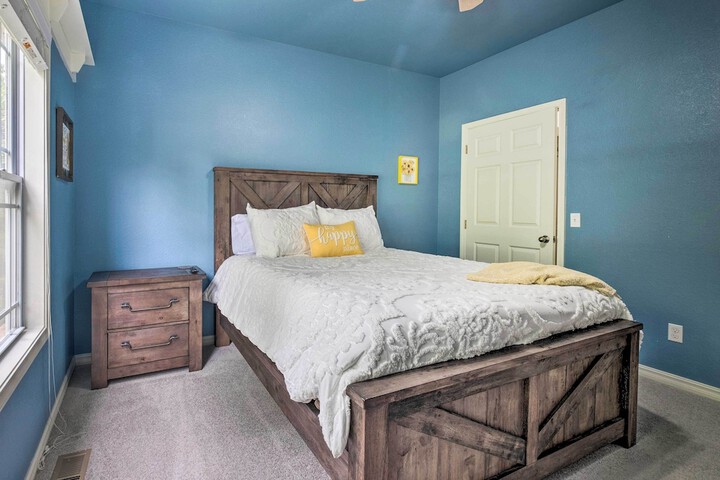 Bella Vista Home w / Yard: Half Mile to Trails!