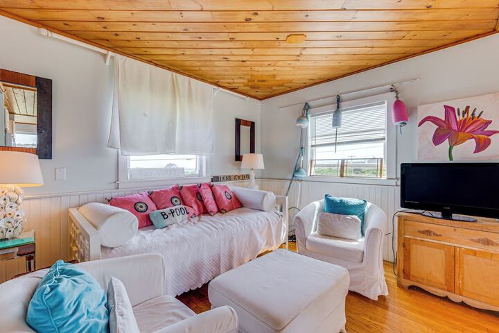 Walk to the Beach: Pet-friendly Gem in Biddeford!