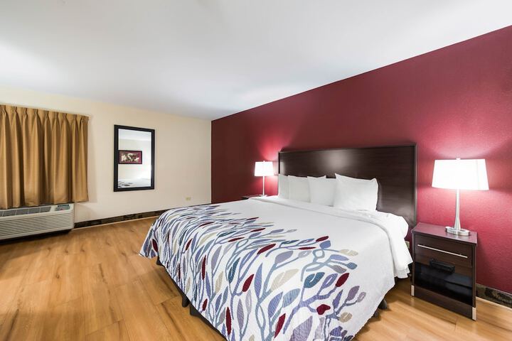 Econo Lodge Inn & Suites