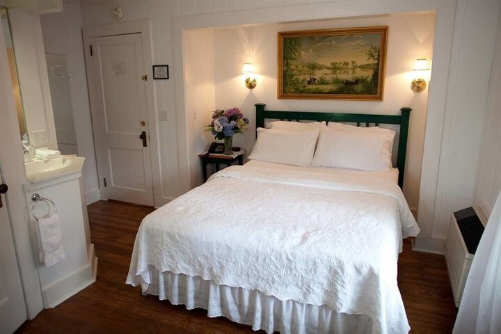 Room 9 of 18