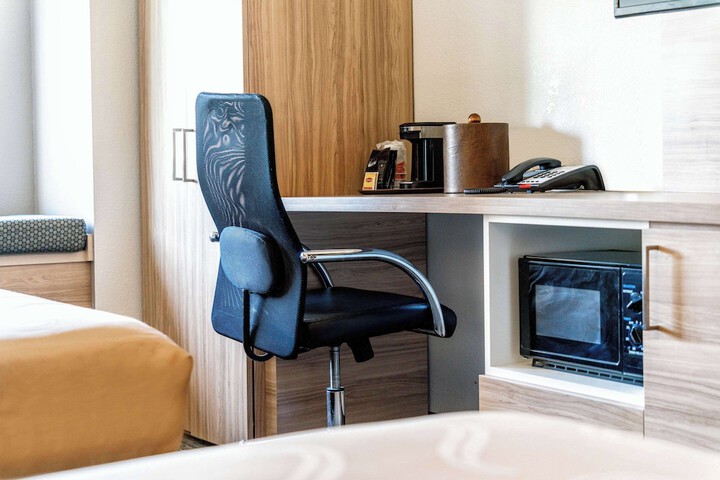 Room 16 of 28