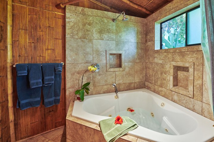 1075 Nanihoku Pl Cabin 1 Bathroom Cabin