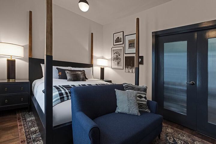 Crossroads Hotel