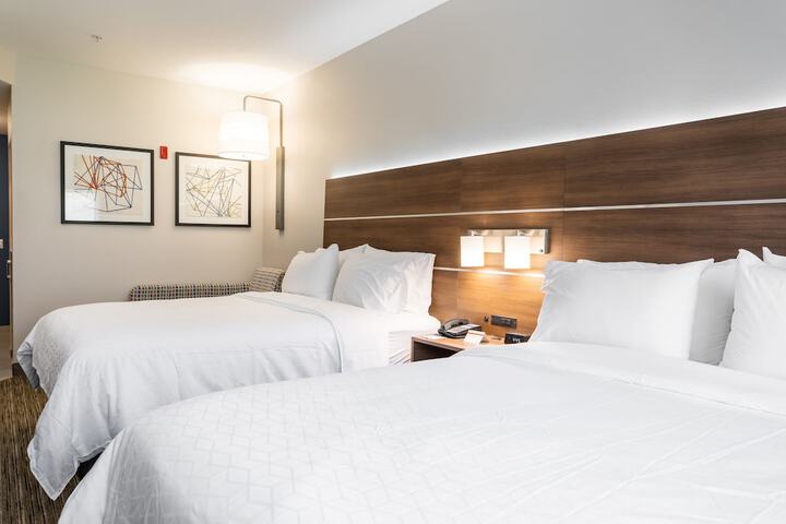 Holiday Inn Express & Suites Lake Forest by IHG