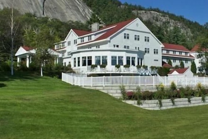 The White Mountain Hotel & Resort