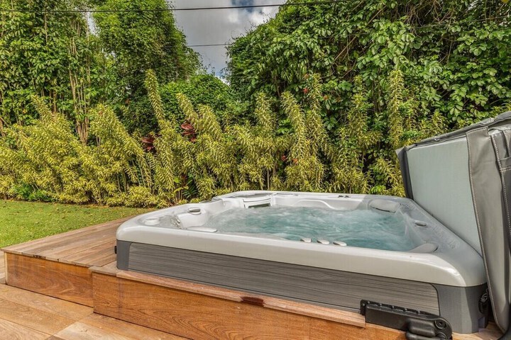 Hanalei Beachfront 3 Bedroom Home by RedAwning