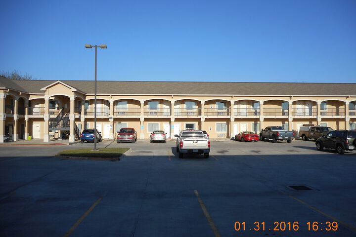 Crossroads Inn & Suites