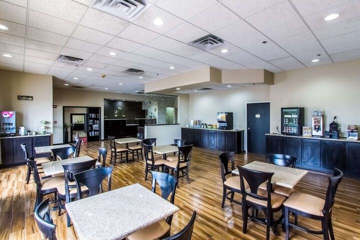Quality Inn & Suites Moline - Quad Cities