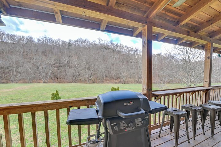 Pet-friendly Cabin w / Hot Tub in Daniel Boone NF