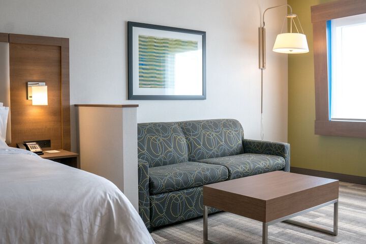 Holiday Inn Express & Suites Brandon by IHG