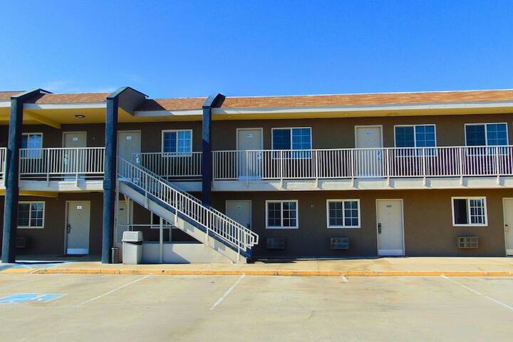 Corcoran Country Inn