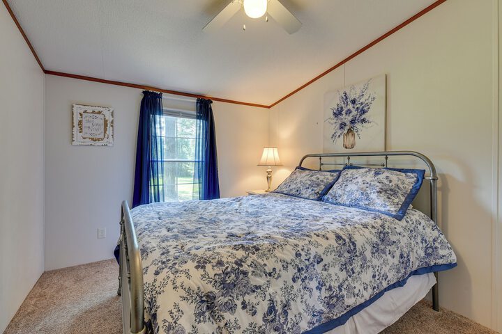 Sunny Florida Escape w / Screened-in Patio & Grill!