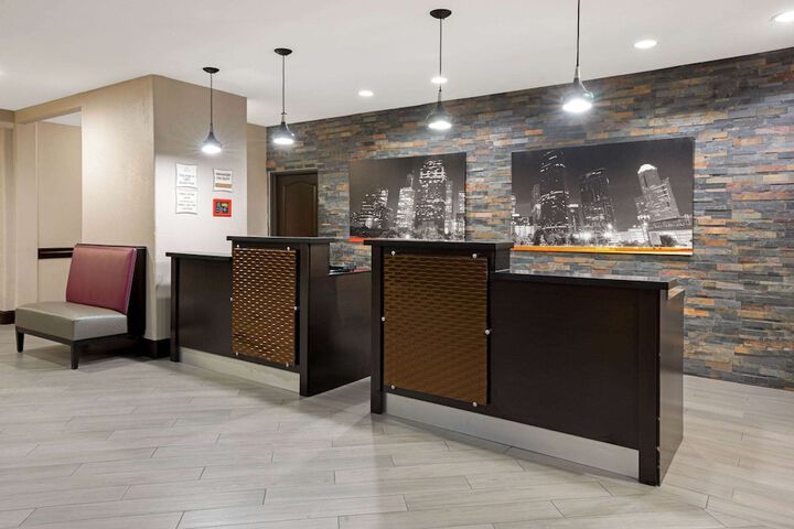 La Quinta Inn & Suites by Wyndham Houston Bush Intl Airpt E