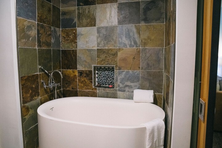 Room 12 of 127