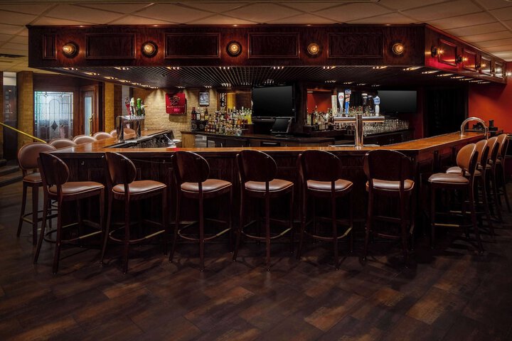 Lounge 104 of 113