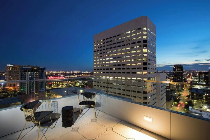 The Laura Hotel Houston Downtown, Autograph Collection
