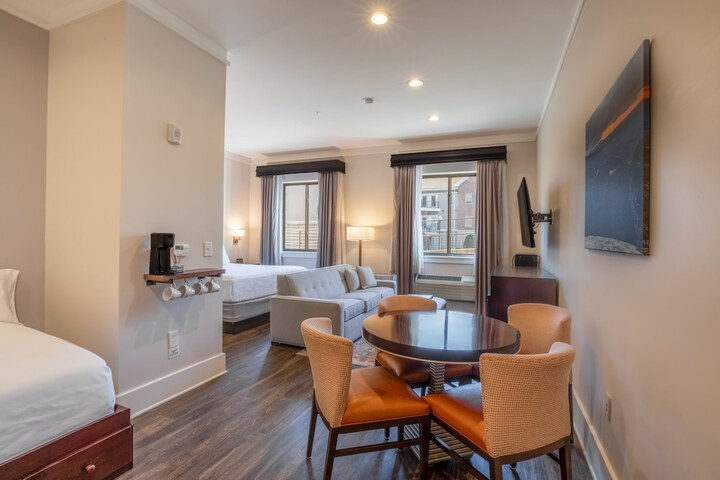 Room 9 of 28