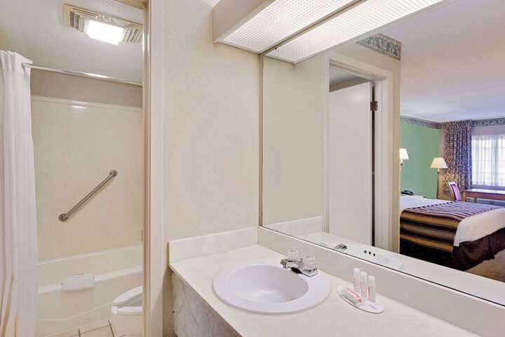 Room 6 of 19