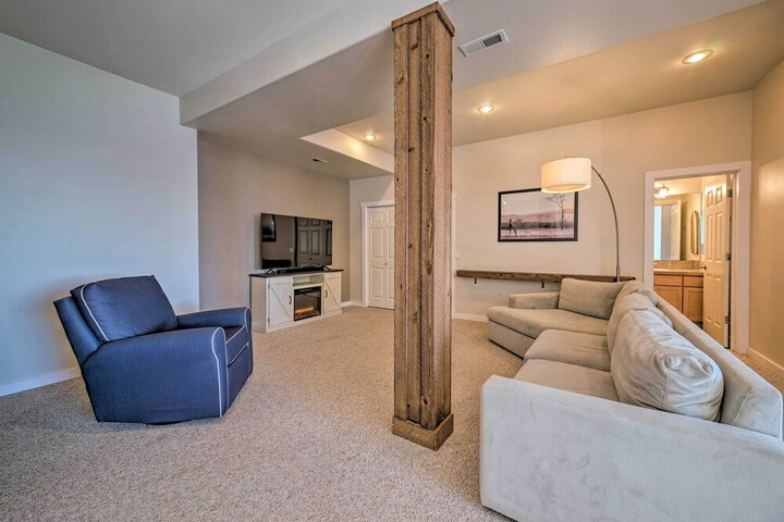Spacious Lake Stevens Home w / Fire Pit Patio