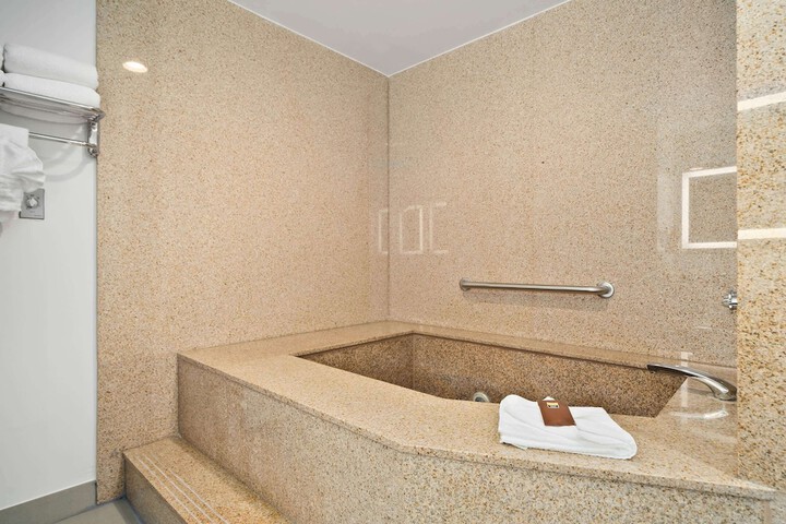 Room 32 of 48