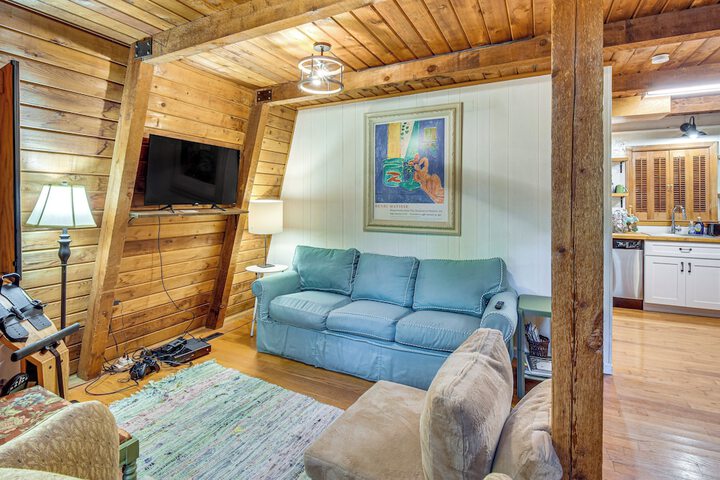 Pet-friendly Lavonia Cabin Walk to Lake Hartwell!