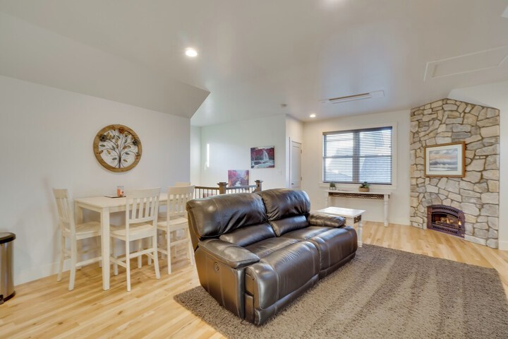 2 Mi to Town: Castle Rock Retreat w / Fireplace!