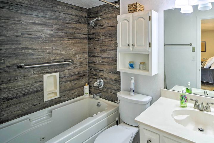 Family-friendly Broken Arrow Retreat w / Yard!