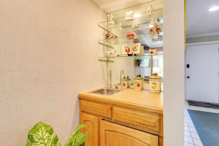Hike Golf & Explore: Pocono Pines Townhome