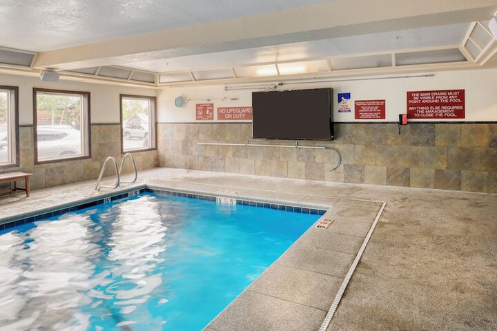Gray Wolf Inn & Suites