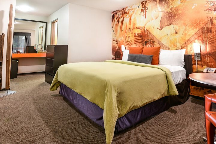 The Tangerine - a Burbank Hotel