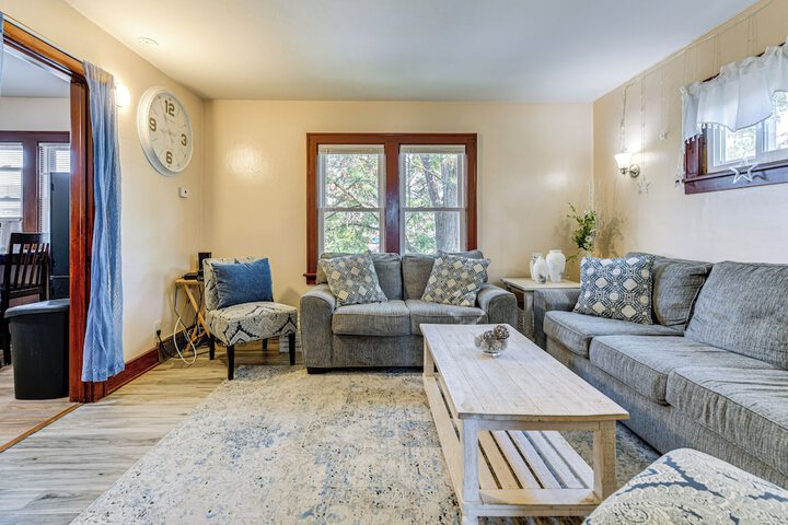 Apartment 1 Mi to Buffalo Botanical Gardens!