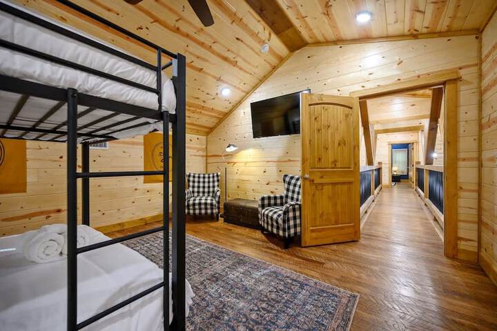 Massive Hochatown Lodge w spa Basketball More