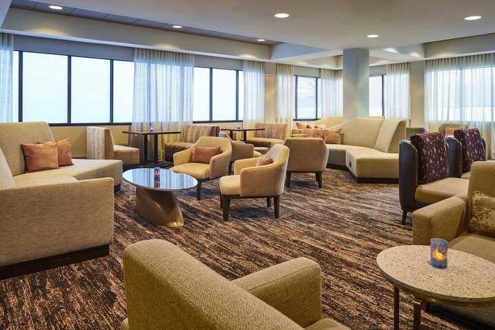 Lounge 35 of 43