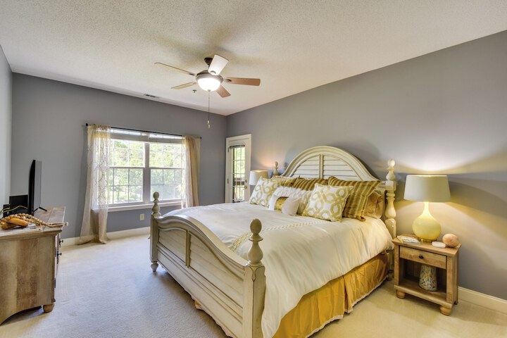 Balcony & Golf Course View! Condo at Kingwood