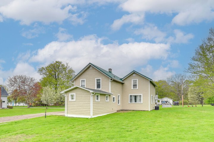 Walk to Beach! Sodus Point Escape w / Private Yard