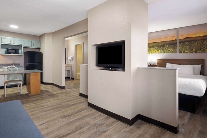 Days Inn & Suites by Wyndham Kokomo