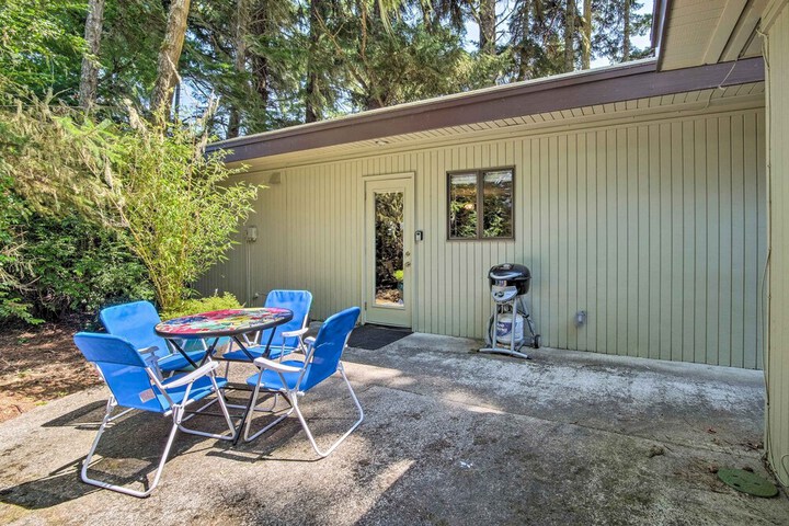 Coos Bay Cottage w / Fireplace & BBQ Patio!