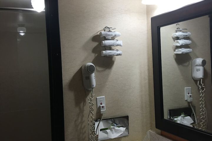Room 17 of 37