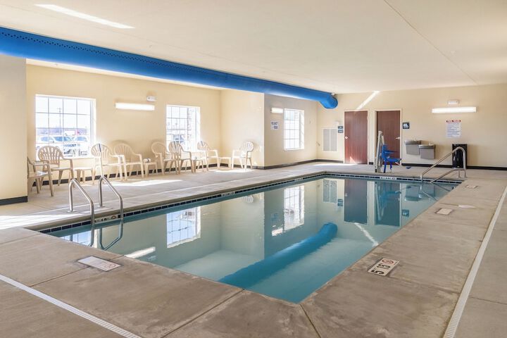 Cobblestone Hotel & Suites - Newport