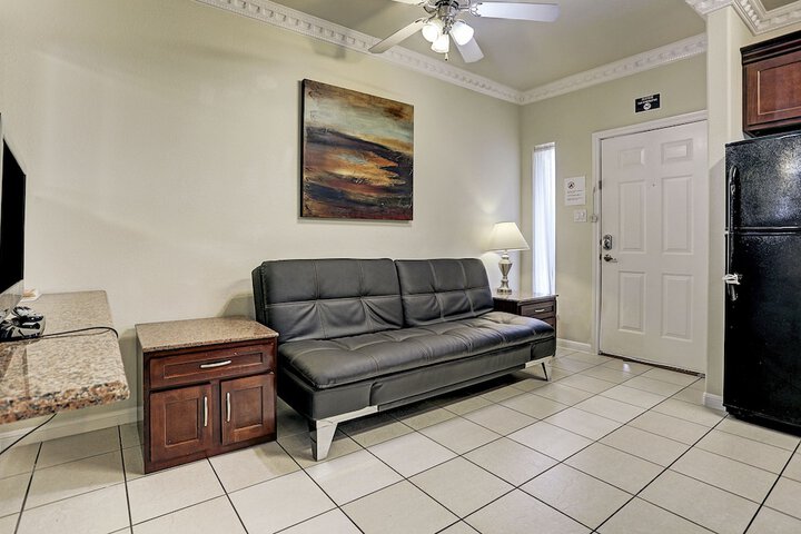Room 4 of 9