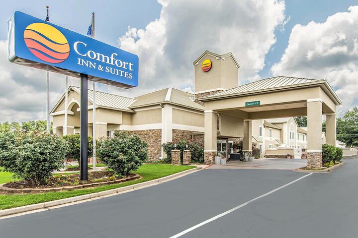 Comfort Inn & Suites Greenwood near University
