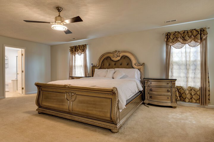 Spacious Home w / Fireplace - Near Golf!