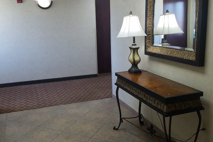 HomeTown Hotel Bryant