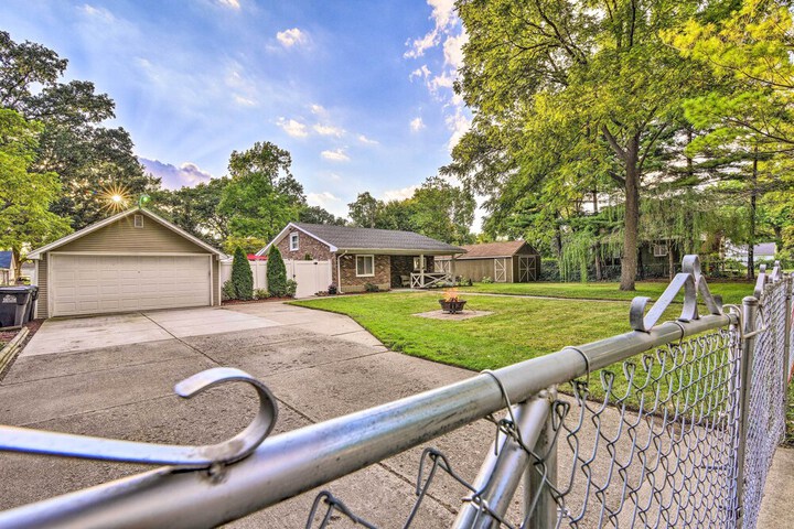 Pet-friendly Taylor Home w / Backyard Oasis!