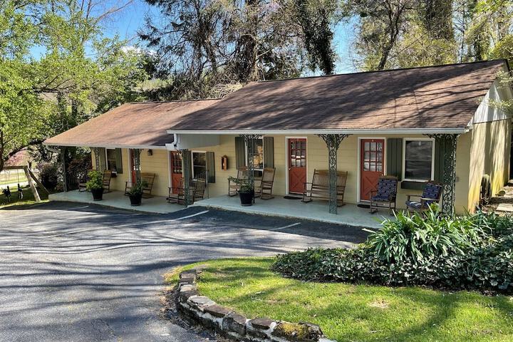 Mountain Aire Cottages Inn & Glamping