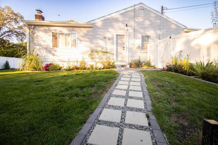 Exceptional & Central Garden Suite, Top Amenities & Care!
