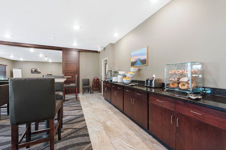 Cobblestone Hotel & Suites - Urbana