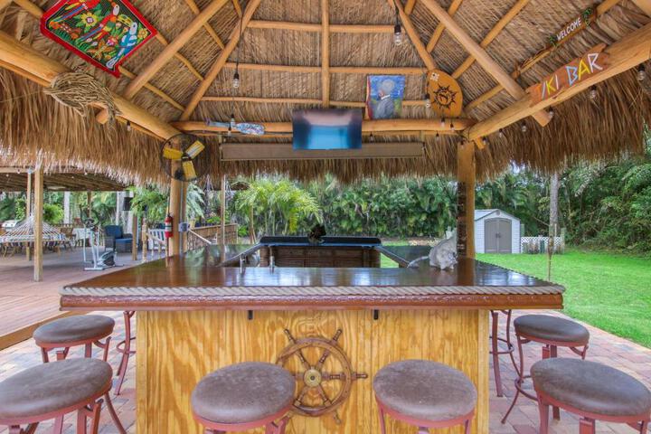 Private Tropical Paradise Guesthouse!