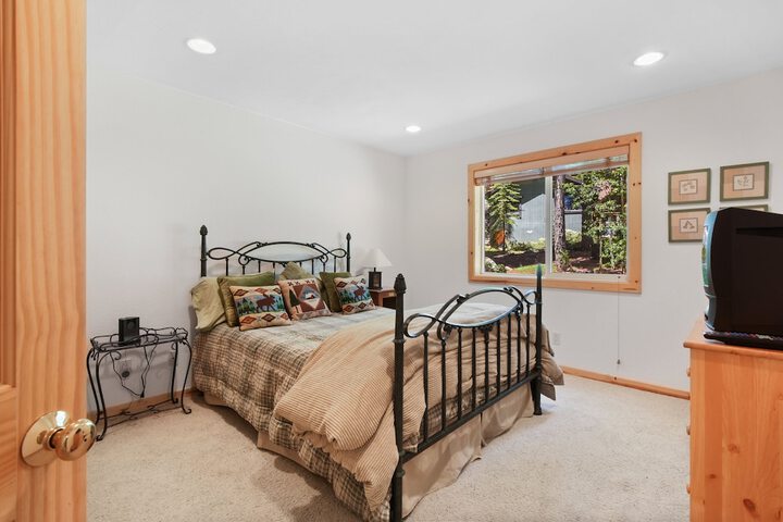 Room 8 of 16